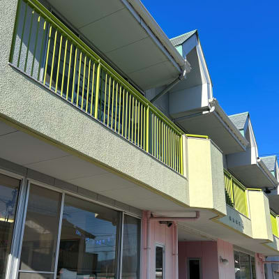 正面玄関を入り、2階にお越し下さい！車は園庭に駐車下さい！