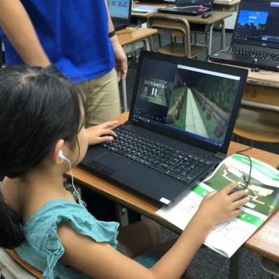 動画を見て進めていきます。分からない所は先生と一緒に進めていきます。