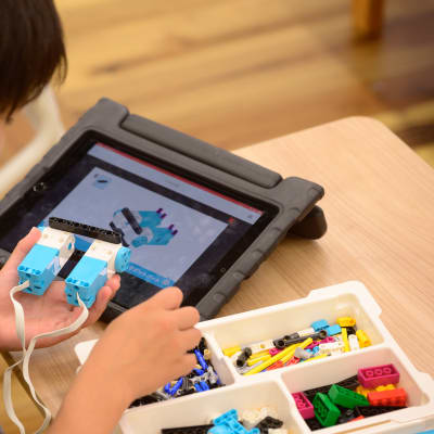 レゴ社®のSpikeプライムで、ロボットを作成してもらいます。