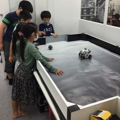 豊洲校は、ロボットを学ぶ部活がある中学校や、工業大学の近くにある為、理系の学びへの意欲が高い生徒が多く、楽しみながらもロボット製作とプログラミングに真剣に取り組んでいます。