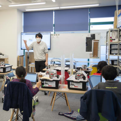 新型コロナウイルス感染症対策として、対面形式によらない机の配置も実施（撮影：2020年12月）