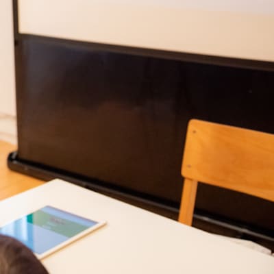 子供の笑顔とドローン