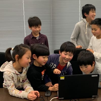 クラスメートと作品を共有しながらレッスンが進行します！