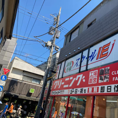 祖師ヶ谷大蔵駅から歩いて約3分です。1階がクリーニング店・中華料理店の2階です。スクールIEの教室内です。