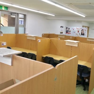 レッスンは個別指導スクールIEの教室内で行います。