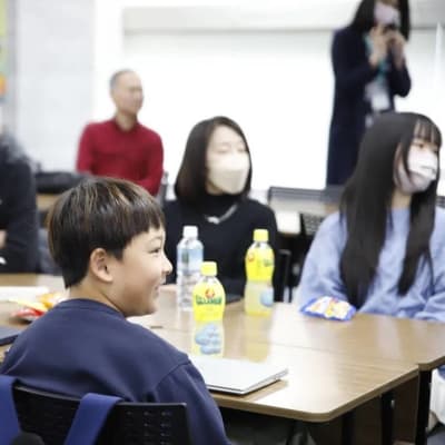 N Code Labo天王寺教室には小学生から高校生までさまざまな年代のお子様が通っていて、生徒同士の仲がいいのも特徴です