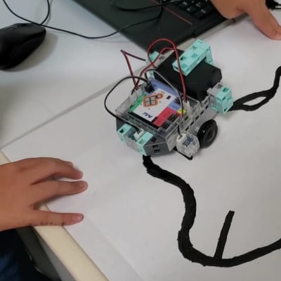 ロボ中級授業。うまく走らせることができました！