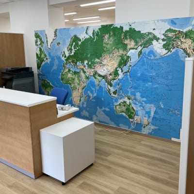 ピカピカのカウンターでお出迎えします。