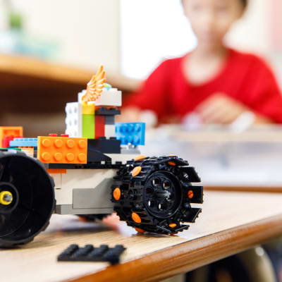 小学校低学年はレゴを使って実体験を伴う学びも行います