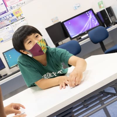 「こうやったらどうかなー？」「こっちがいいんじゃない？」意見を出し合いながら作業を進めます