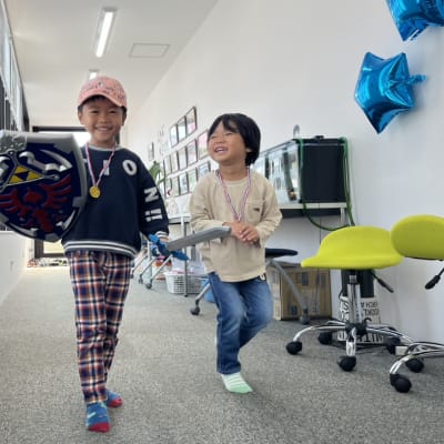 色んな楽しいグッズがあるから、待ち時間も元気いっぱい！楽しいがいっぱい！