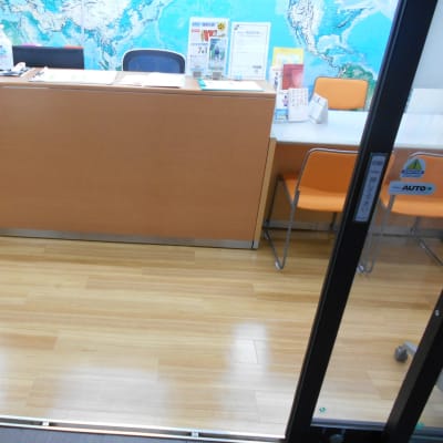 靴のままお入りください。自動ドアを開けてお入りください。