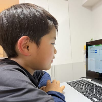 レッスンを受講する男の子