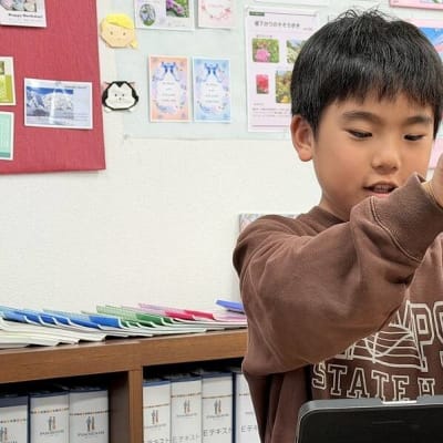 クリエイト発表会では手振りも加えて一生懸命発表します。