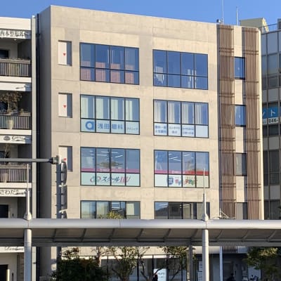 JR逗子駅改札を4て左手にきれいな5階建てビルがあります。