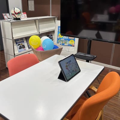 ショールームの一番奥が教室のブースです。大きなモニターを使ってプレゼンも行います！