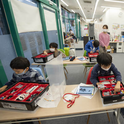 1クラスは生徒10人程度、3～4人に対して講師が1人つきます（撮影：2020年12月）