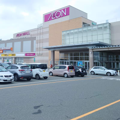 イオンモール新発田店です。 駐車場は平面駐車上及び屋上駐車場をあわせ1650台、 駐輪場は550台分を完備しております。 また、西新発田駅から徒歩1分なので電車でも通いやすいです。