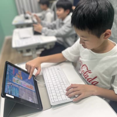 日本語ブロックでゲームやパズルを解く感覚で楽しみながら学習を進めます。