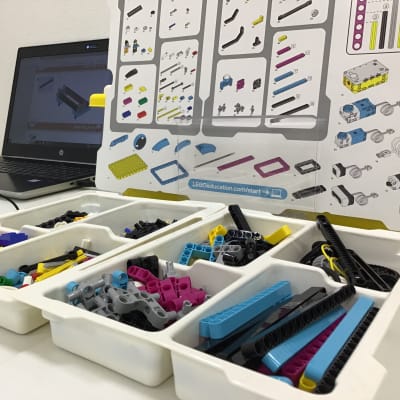 いろんな形、いろんな色のパーツがあるよ！