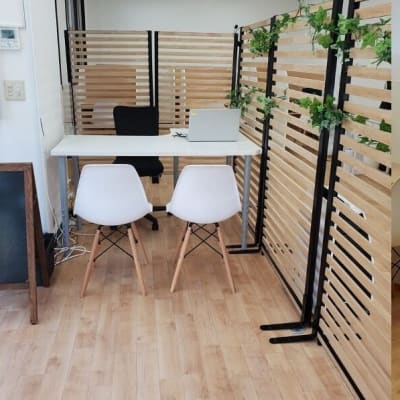 木目を基調にした落ち着いた空間です。リラックスして学習できます。