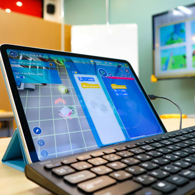 iPadで「Playgram」アプリを使用し、タイピングから本格的なプログラミングまで学べます