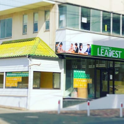 外観。ここ、小中高生の個別指導塾"LEADEST"で行われています！