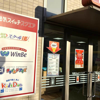 1階と2階に様々なブランドがございます。受付は2階です。