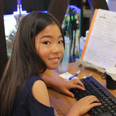 2年生です。手元を見ずに打てます。