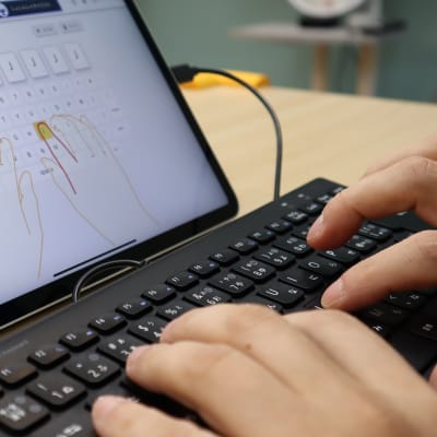 プログラミングのみならず、必須スキルであるタイピングも練習します