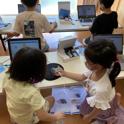 友達同士で作品を見せ合いっこ。プログラミングもしっかりできていたね(夏休み特別講座,ハロコードプログラミング,2021.8.6)）