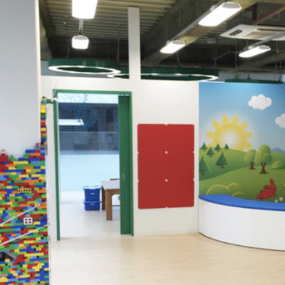 広くて明るい待合室。下のお子様と一緒に来校も安心！