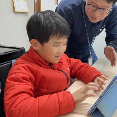 わからないところはコーチが丁寧に答えに導きます。