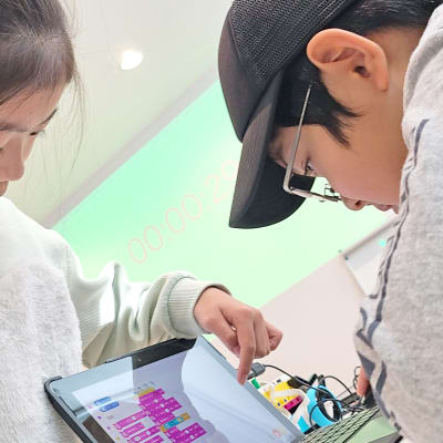 二人で協力してプログラミング中！