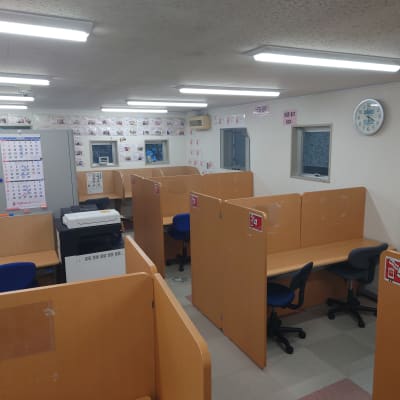 教室内です。各ブースでHALLOのレッスンを行います。