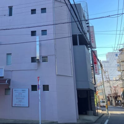 国分寺南郵便局の東側に位置します。