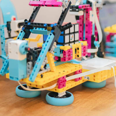 教室にある８種類のロボットを使って学びます