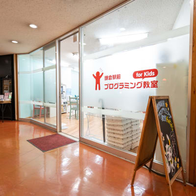 エレベーター/階段を上がってすぐの場所にあります