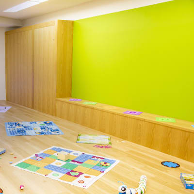子どもが広々と遊んで学べる木質感たっぷりの空間