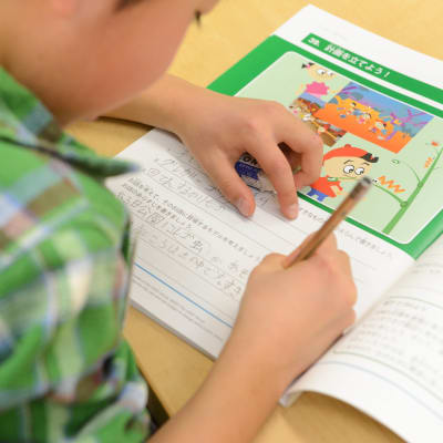 【小学２年生以上：ワールドサイエンスコース】自分の考えをワークブックにまとめます。