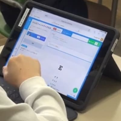 コードプログラミングクラスの教材「BSD Education」を使用したカリキュラムは、ユニバーサルキッズキャンプ教室のほか、学校での出張授業を実施しています。