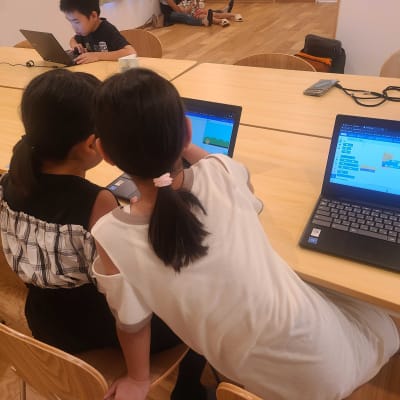 IT寺子屋大和田教室土曜クラスでは、和やかな雰囲気で和気藹々とプログラミングが学習できます。