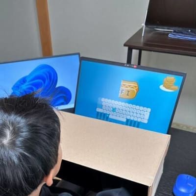 手元を隠してタイピング練習中(小2生徒)