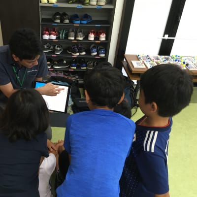 レッスンではどのような作品がつくれるのか、興味津々。(2019年8月撮影)