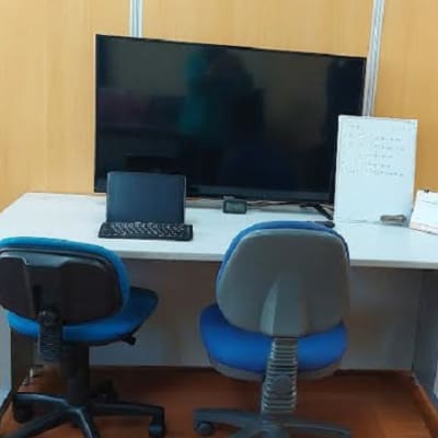 明るく清潔で、集中できる環境になっています。画面が見やすいモニターもご用意しております。