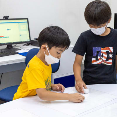 どんな風に動かそうかな。イメージ通りにプログラミングできた時の笑顔は輝いています！