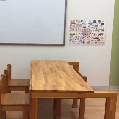 明るい教室でレッスンを行っています。