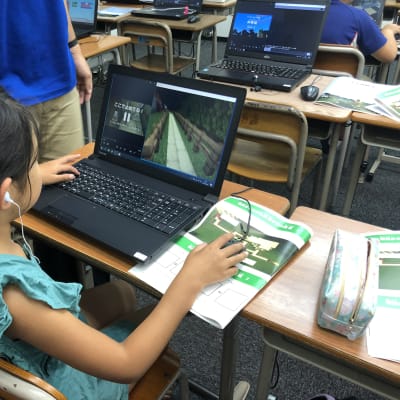 パソコンを使って学習します。