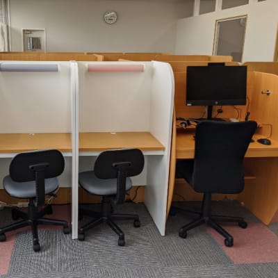 自習ブース完備。毎日たくさんの子どもたちが自由に利用しています。