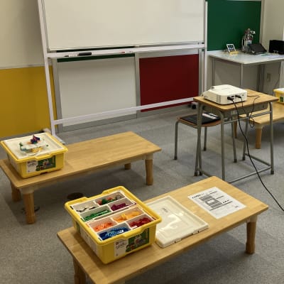 年長～小2の授業スペースです。大きな机を一人一つ使ってロボットを動かしています。